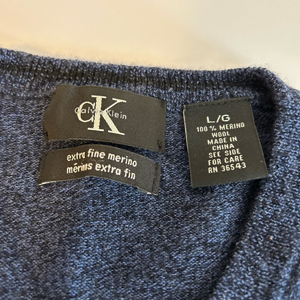 Calvin Klein Men's Navy merino wool V-Neck Sweater - Picture 2 of 7